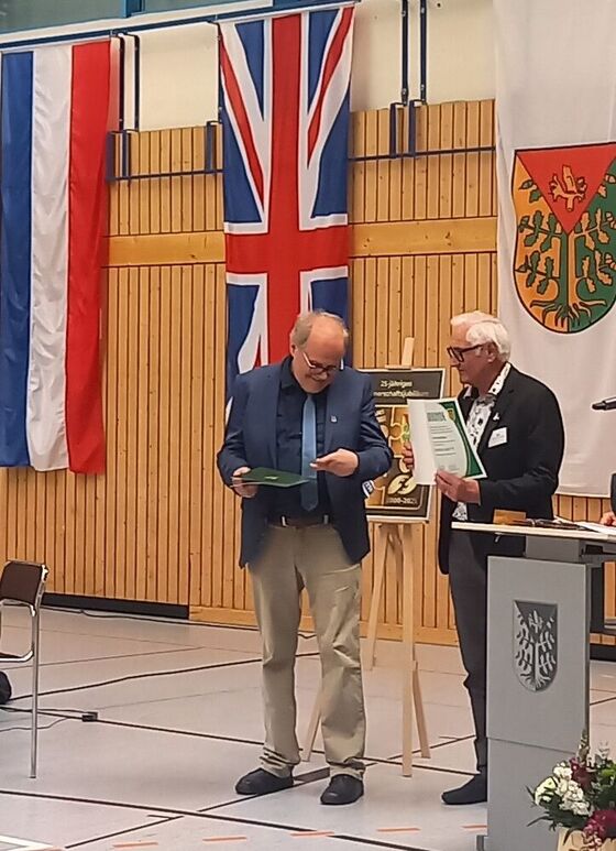 Volker Heiermann (studiert die Ehrenplakette)und Jean-Claude Brige