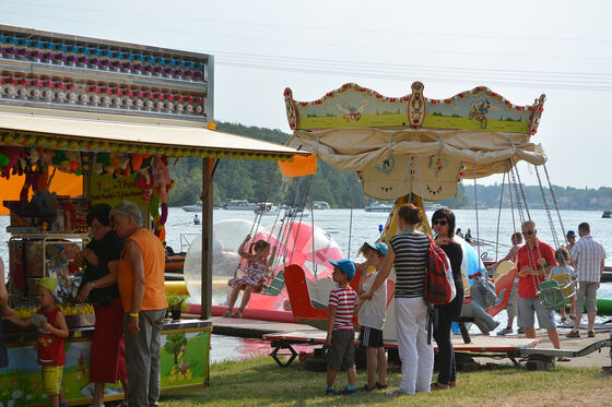 Buntes Treiben am Kalksee: Das Rüdersdorfer Wasserfest. Foto: St. Ruebsam