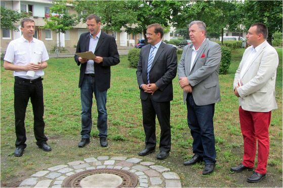 Minister Jörg Vogelsänger (SPD) 3.v.l. übergibt den Fördermittelbescheid zum Programm „Soziale Stadt“ für das Wohngebiet