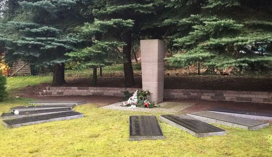 Blumen am Gedenkstein für die Kriegstoten auf dem Rüdersdorfer Friedhof. Foto: Stephen Ruebsam