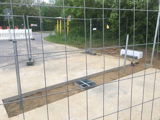 Hier wird der versenkbare Poller am Gruschewg gebaut.