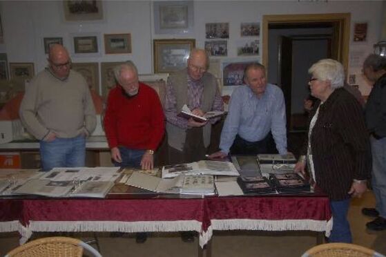 Zu Gast bei der Chronik: Thomas Scheffler, Detlev Wieland, Horst Sander, Udo Schonert und Elvira Kleest (v.l.) © Foto: S