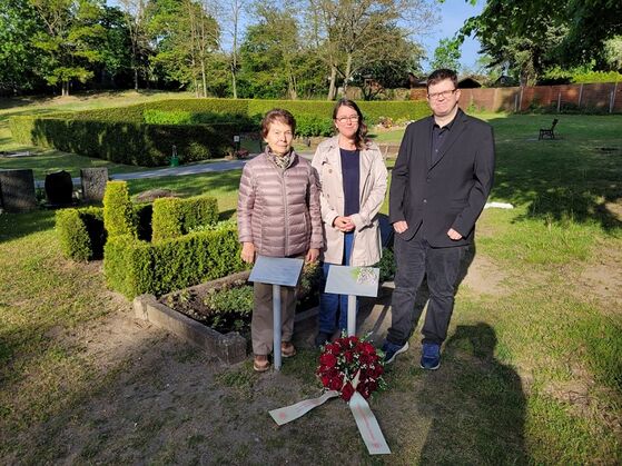 Dr. Rita Nachtigall, Elske Hildebrandt und Maximilian Schulze vor dem Grab